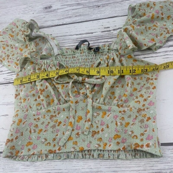 Women's Vero Moda Size S Floral Crop Keyhole Cutout Smocked Top Green - Picture 6 of 6